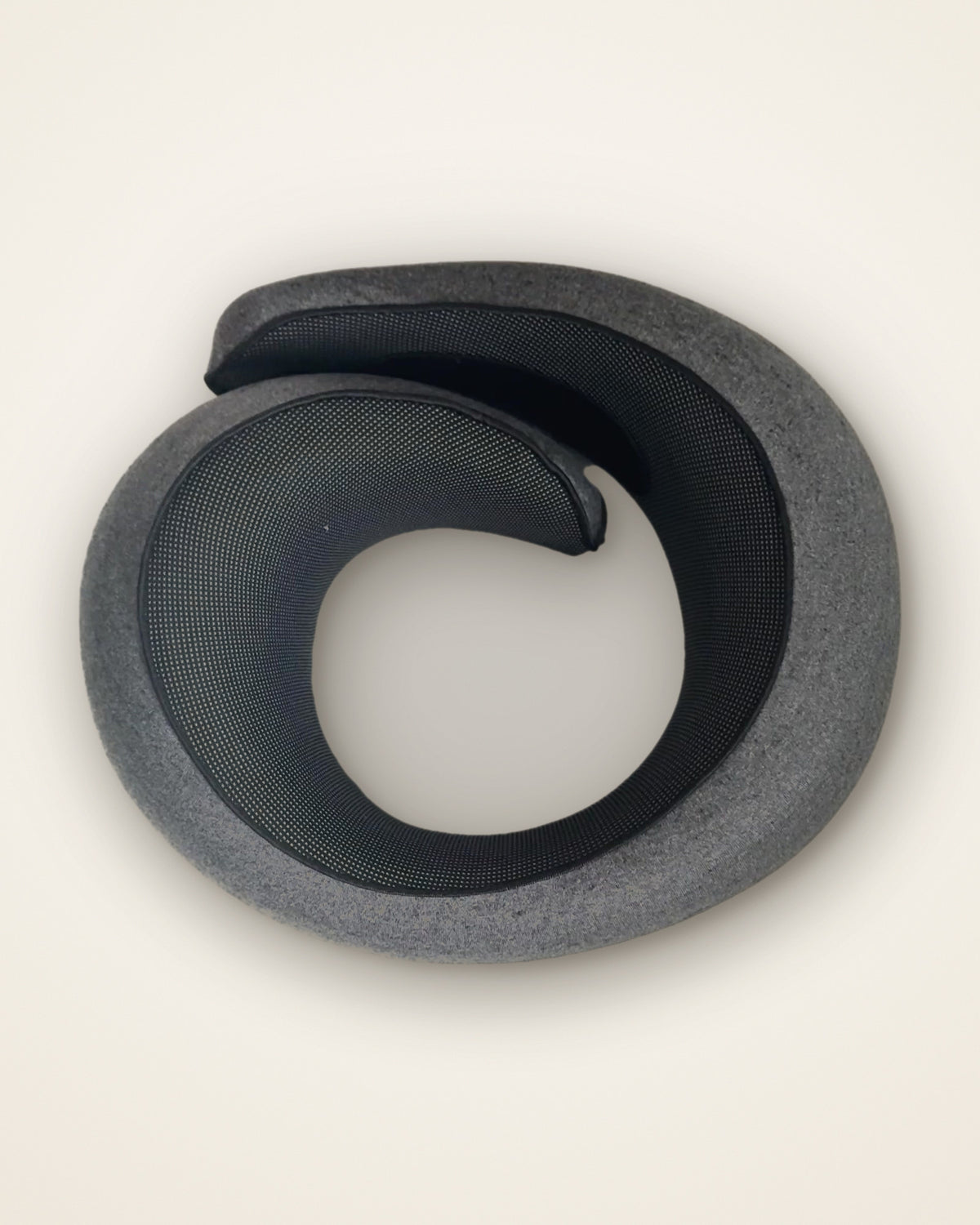 Coussin de voyage Nuita 360° gris en entier, intérieur en maille visible